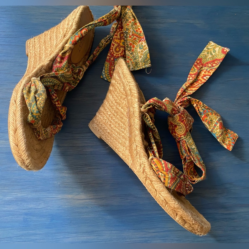 Nine West espadrille wedge sandals with fabric ties, multi color, size 10